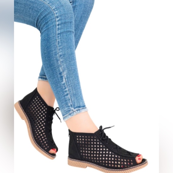 New! Musse & Cloud perforated black tie up booties,  size 38, fits a 7 -… - Picture 2 of 10